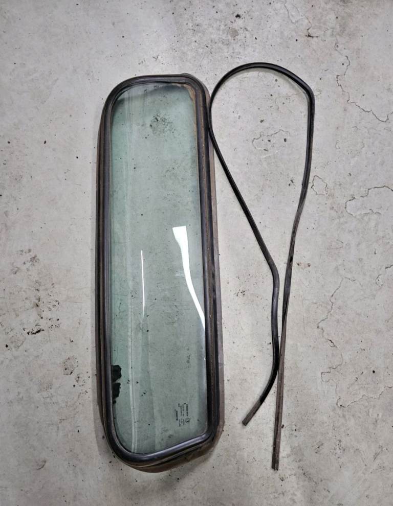 Discovery 2 Rear Roof Boot Glass & Rubber Land Rover LR Blindex Passenger Side 