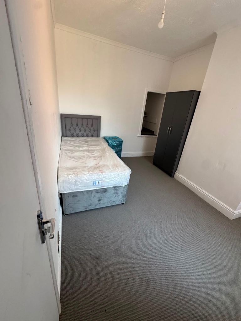 Furnished Room to let - shared accommodation - DSS