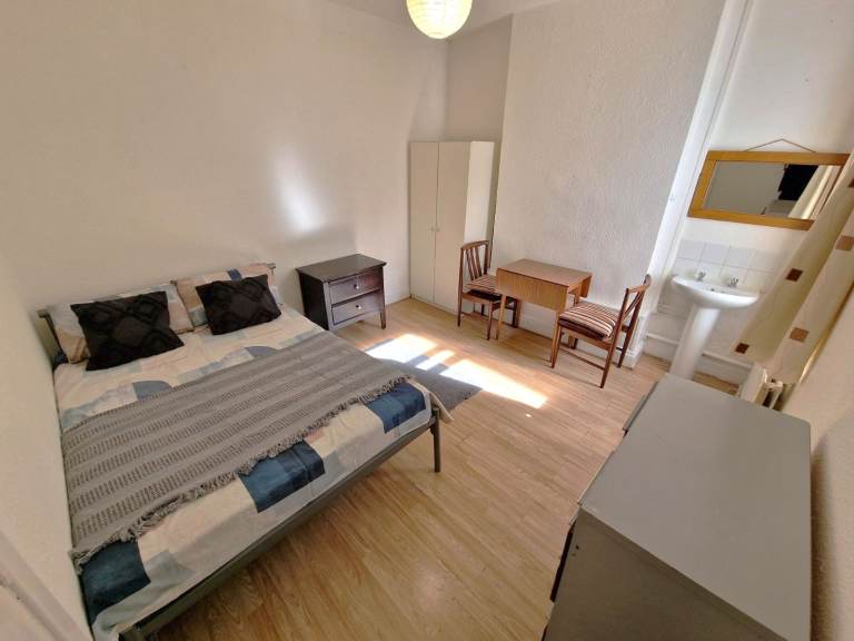 Large  double room to let in Boscombe area near high street