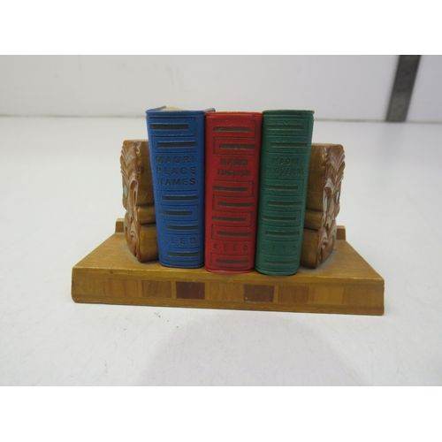 Reeds Lilliput Māori Set Of 3 (Dictionary, Place Names & Proverbs) With Stand