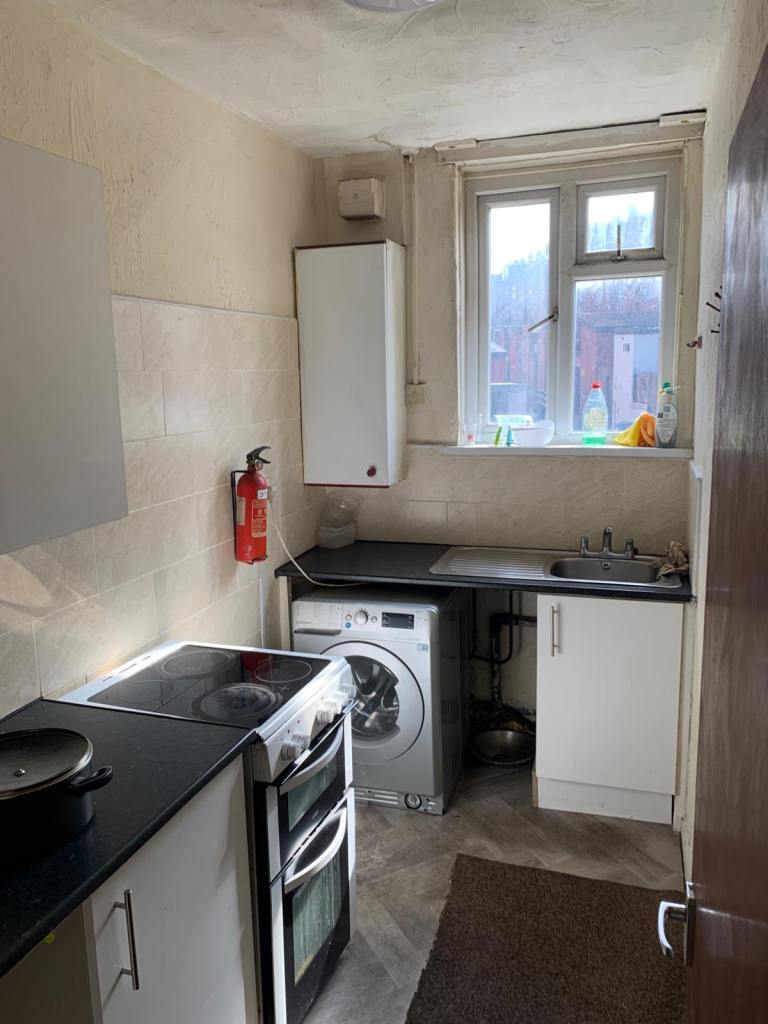 2 bed flat above shop £850pcm Harehills