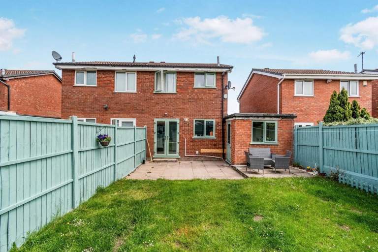 2 bedroom house available to rent in WV13 area