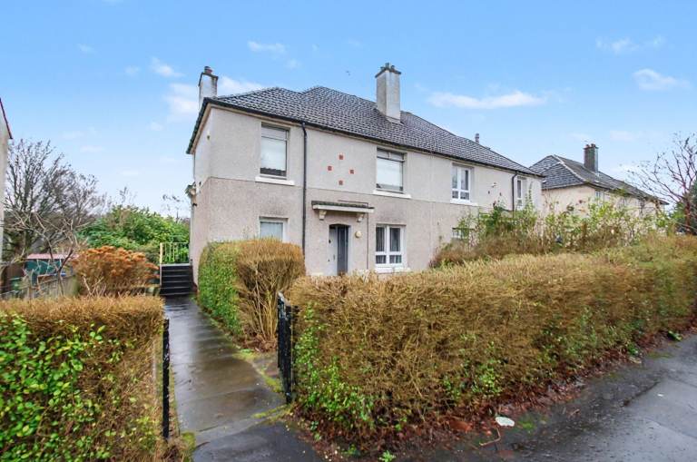 A very nice upper cottage 2 bedroom flat in Mosspark drive, GLASGOW, G52 1NT, for rent = £950PCM