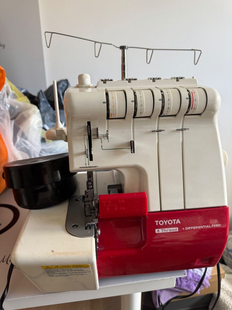 Toyota 4 thread differential feed sewing machine 