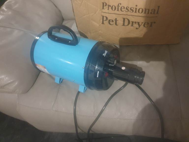 Adjustable dog hair dryer 