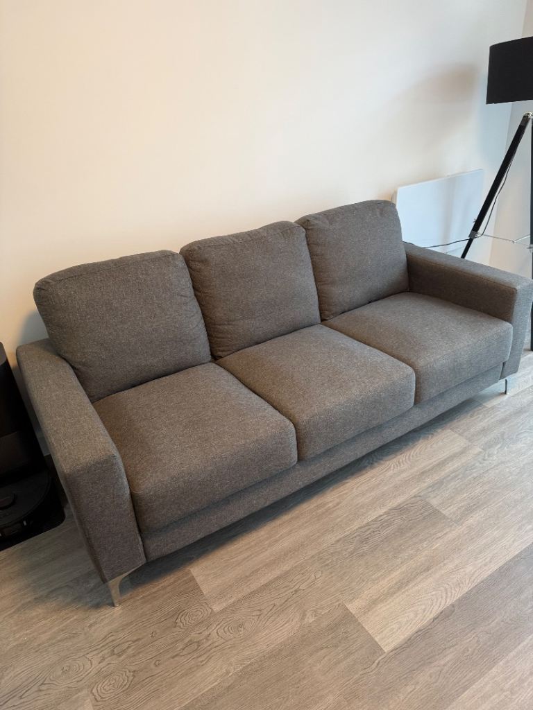 ABSOLUTE BARGAIN! GREY 3-SEATER SOFA – VERY GOOD CONDITION!