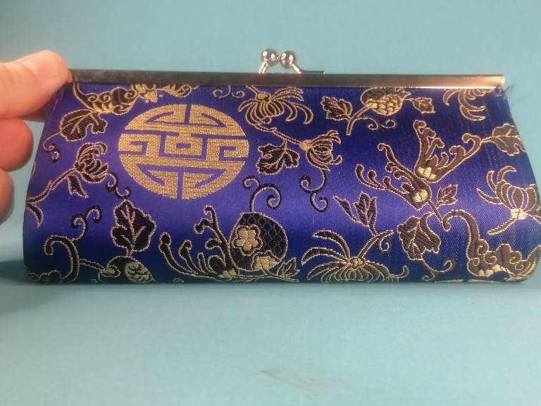 Very nice Women's Vintage style Purse. Nice colours.