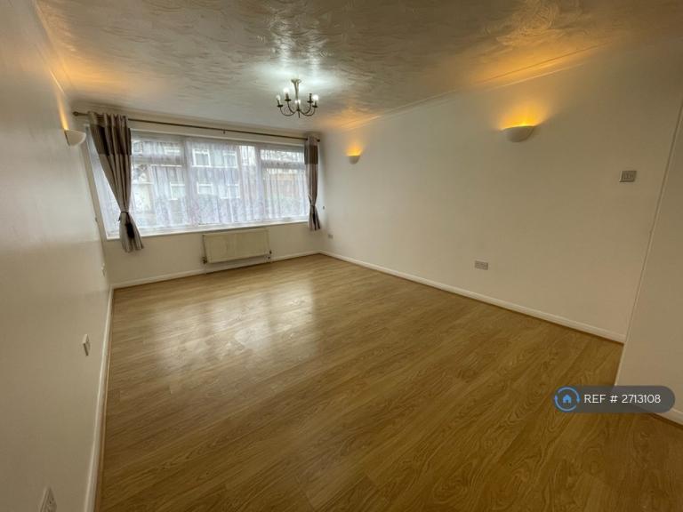 2 bedroom flat in Barton Meadows, Ilford, IG6 (2 bed) (#2713108)