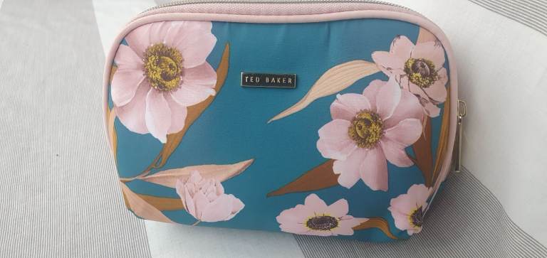 Ted Baker cosmetic bagfree falsh lashes 
