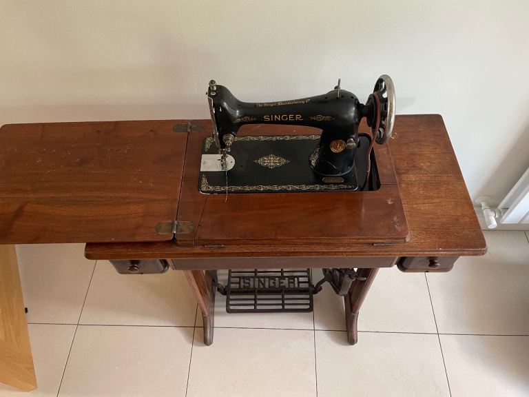Vintage Singer Sewing Machine with Cabinet – Good Condition