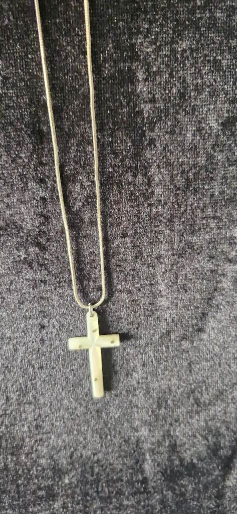 Silver necklace with Cross Pendant – Good Condition