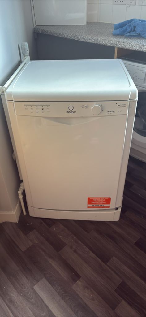 Indesit Dishwasher – White, Good Condition