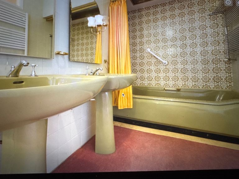 Avocado bathroom suite