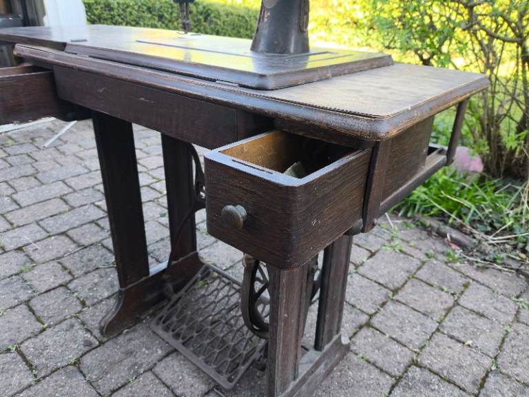 Stunning Singer sewing machine. Amazing with original docs and more! 