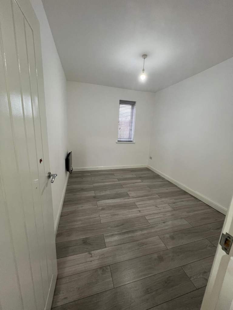 2 bed flat to rent Dagenham RM8