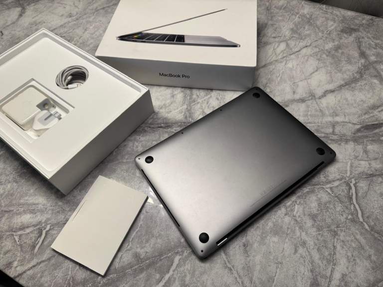 Apple Macbook pro 2016 13 inch Touch Bar 16GB Ram 256GB SSD 4 Thunderbolt