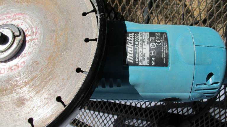 Makita GA9020 Angle Grinder 230mm – Good Condition
