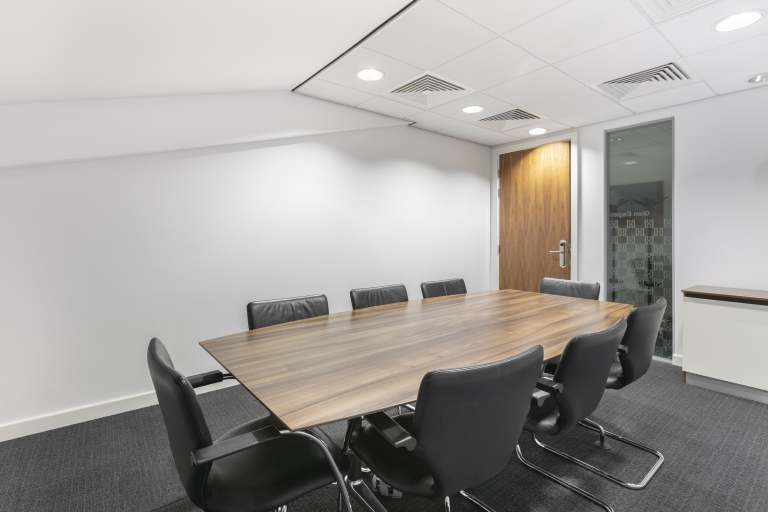 Cobham - KT113DB \ Large Office Space with a Flexible Layout for Up to 10 Desks
