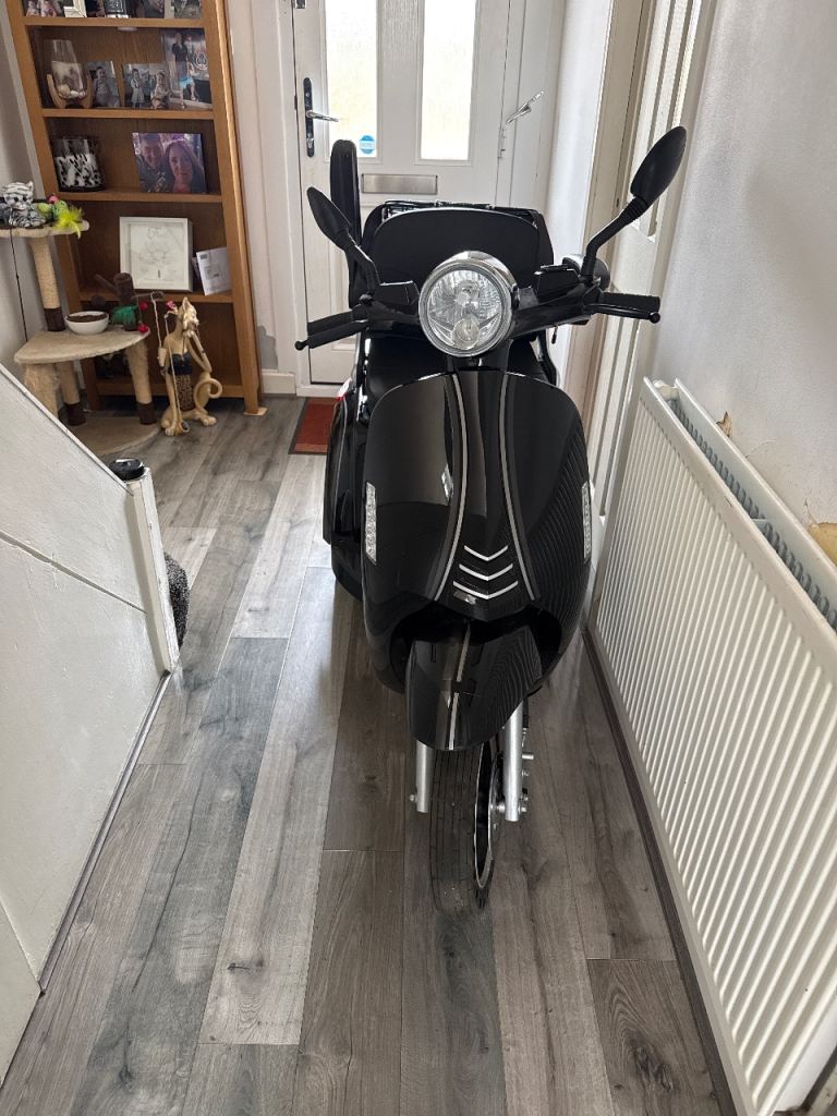 Black flygo Electric Scooter - As Good As New
