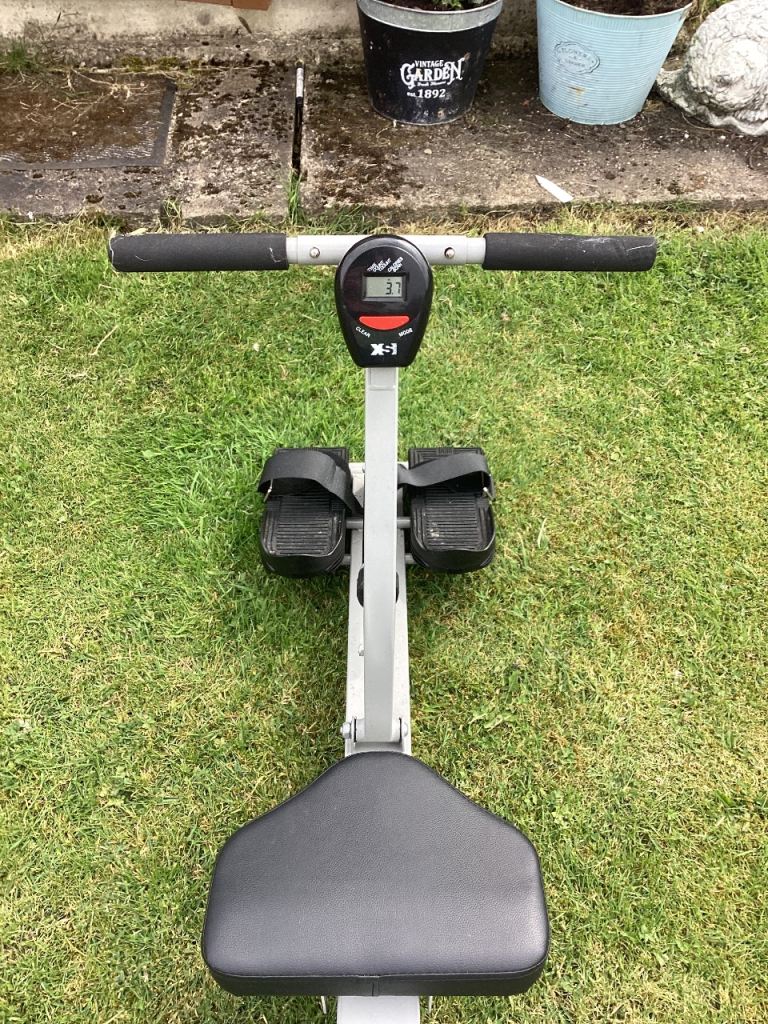 Manual rowing machine with counter