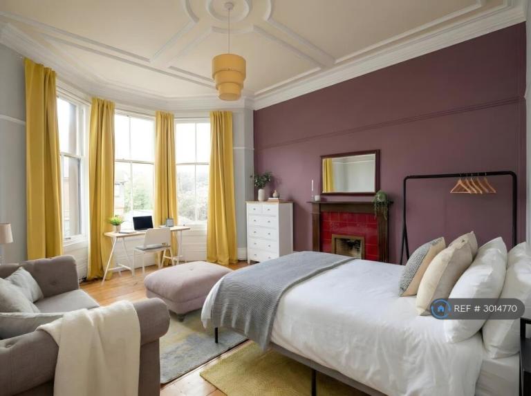 3 bedroom flat in Clarence Drive, Glasgow, G12 (3 bed) (#3014770)