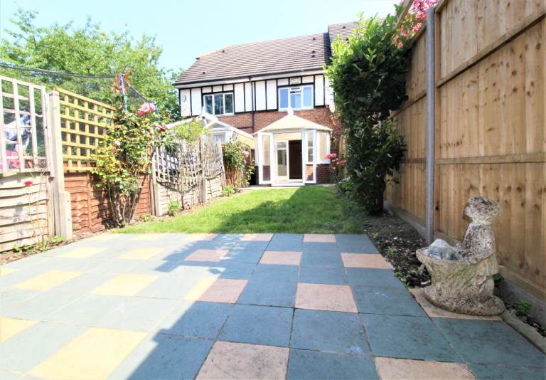 AMAZING RENOVATED 3 DOUBLE BEDROOM, 2 BATHROOM HOUSE WITH GARDEN & PARKING NEAR TUBE, TRAIN, BUSES