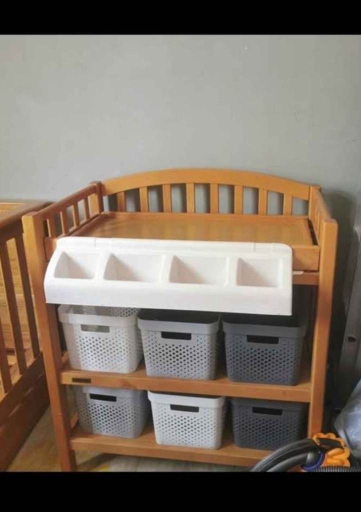 Mamas and papas changing table with Inbuilt bath 