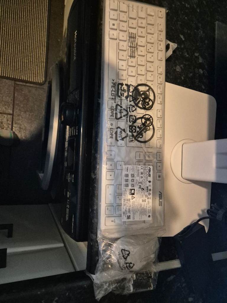 ASUS ExpertCenter V400 27" All-in-One PC - Intel® Core™ i5, 1 TB SSD, White