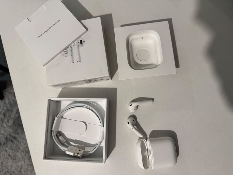 Apple AirPods with Charging Case Boxed – very Good Condition
