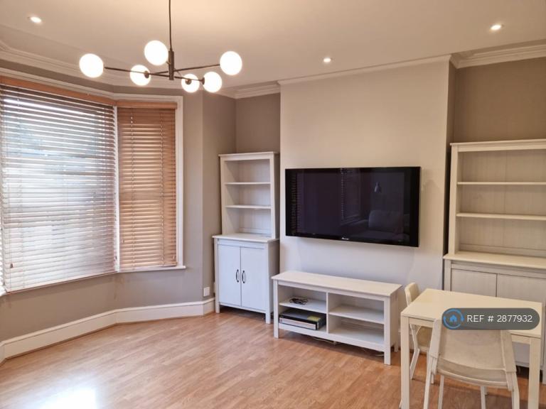 3 bedroom flat in Leyton, London, E10 (3 bed) (#2877932)