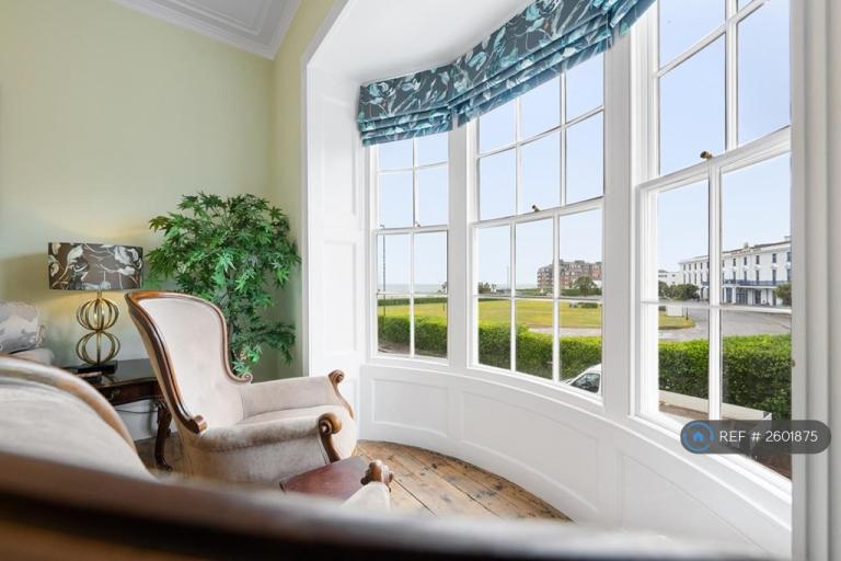 2 bedroom flat in West St, None, PO21 (2 bed) (#2601875)