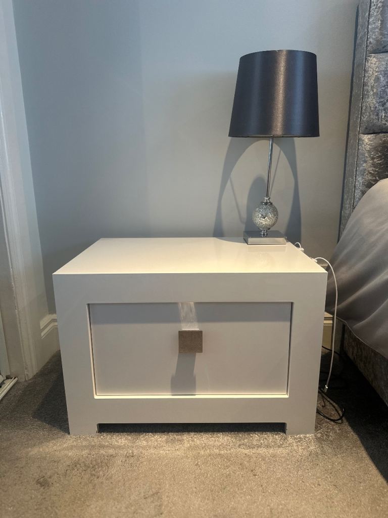 White Bedside Table with Single Drawer – Good Condition