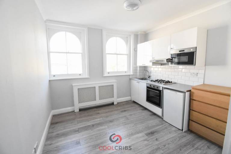  One apartment situated in a well  Kensington Gardens Square, Bayswater, W2. - Ref: 421 