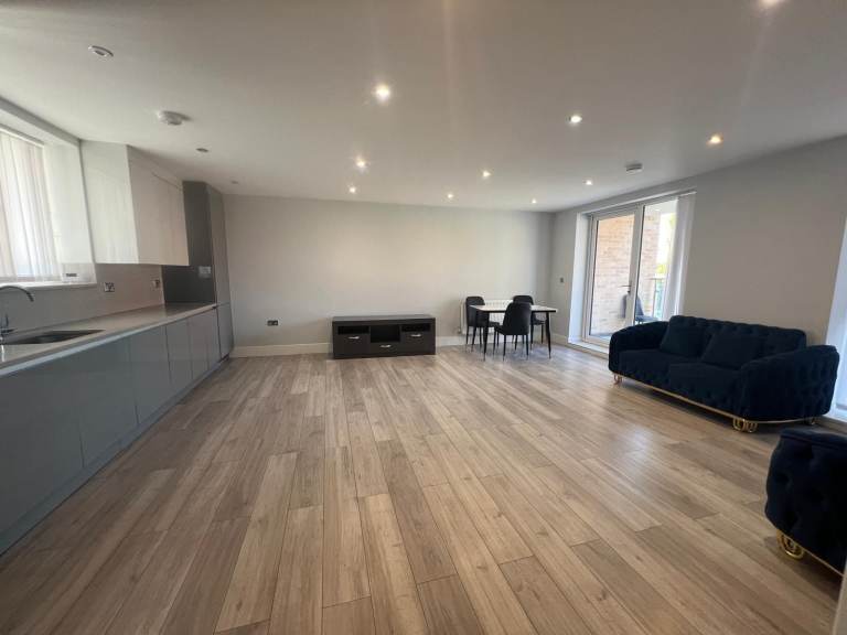 Modern 2 Bedroom Second Floor Flat with En-Suite & Balcony – Safwaan House, Barking IG11 7LN