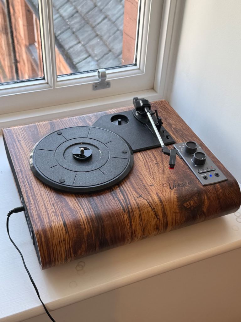 Voksun 3-speed retro turntable in a natural wood grain finish