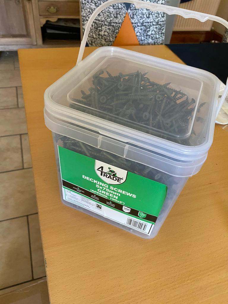 Green decking screws. Tub 1000