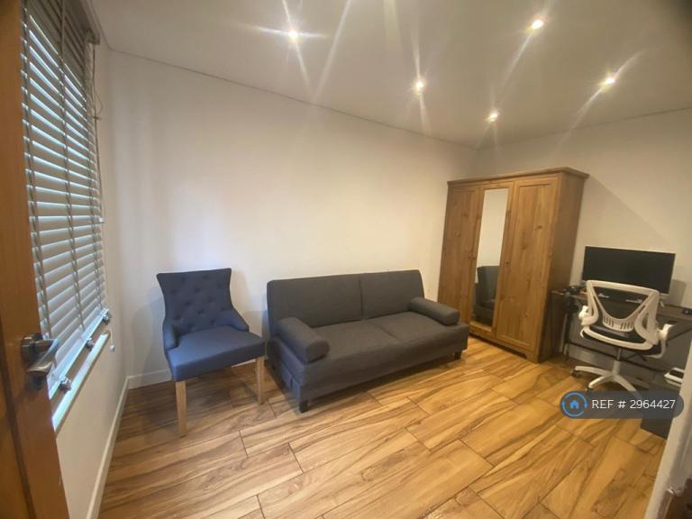 1 bedroom in Saintbury Road, Leicester, LE3 (#2964427)