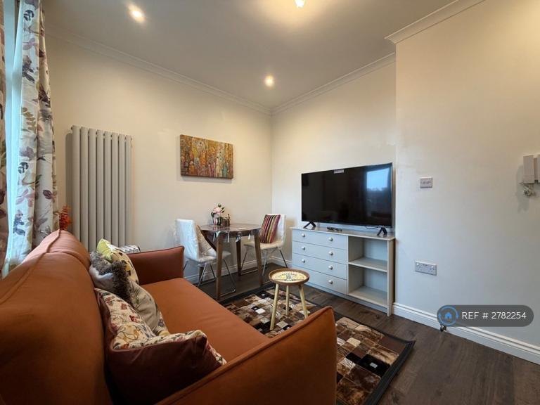 1 bedroom flat in Lynton Road, London, W3 (1 bed) (#2782254)