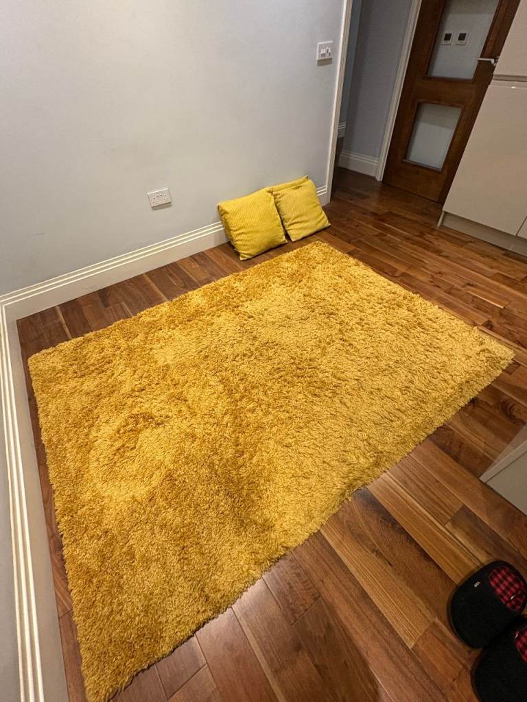 Large Mustard Yellow Shaggy Rug with Matching Cushions – Excellent Condition