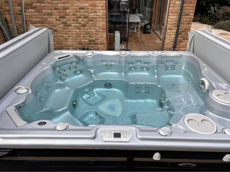 Hydropool 970 Titanium Self-Cleaning Hot Tub – 70 Jets – Fully Working