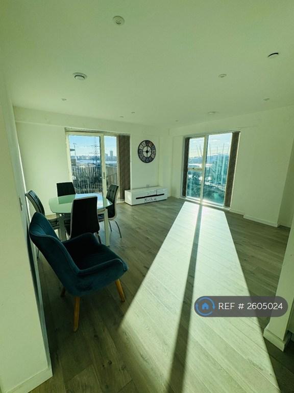 3 bedroom flat in Tyburn Gardens, London, E16 (3 bed) (#2605024)