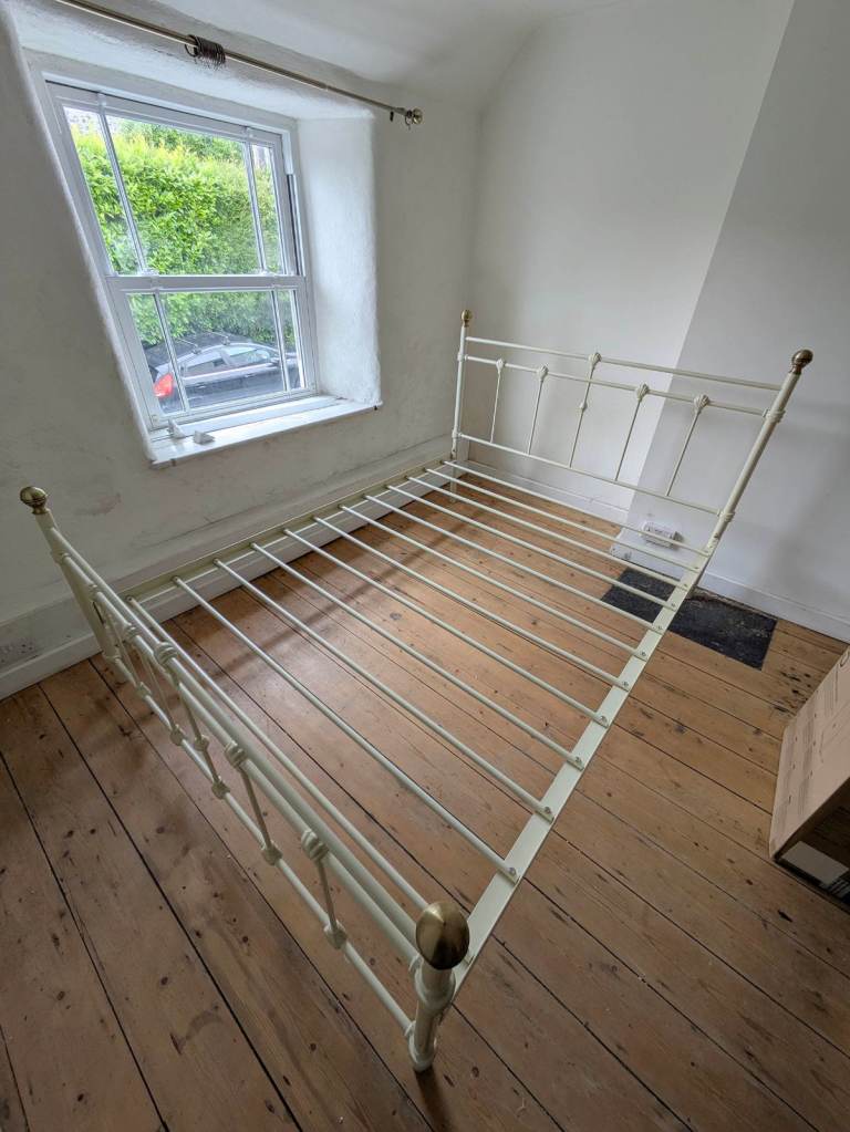 King-Size metal bed frame – Excellent hardly used condition