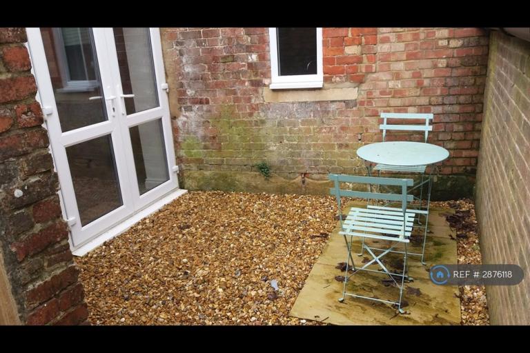 Studio flat in High Street, Warminster, BA12 (#2876118)