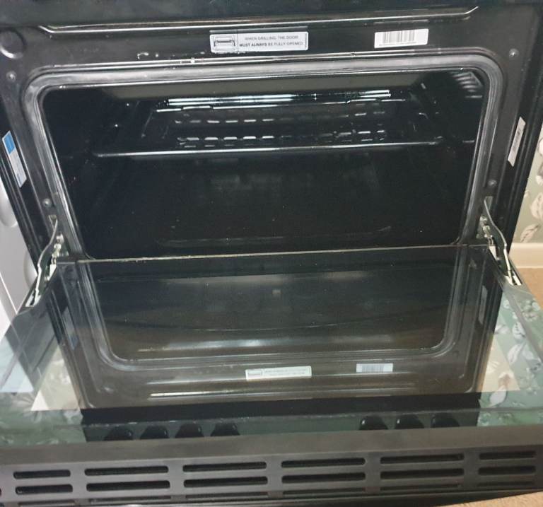 Indesit id67v9  electric cooker  approx  2. Years old 
