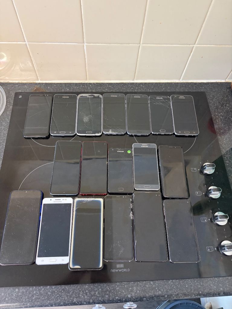 A job lot of various Samsung mobile phones