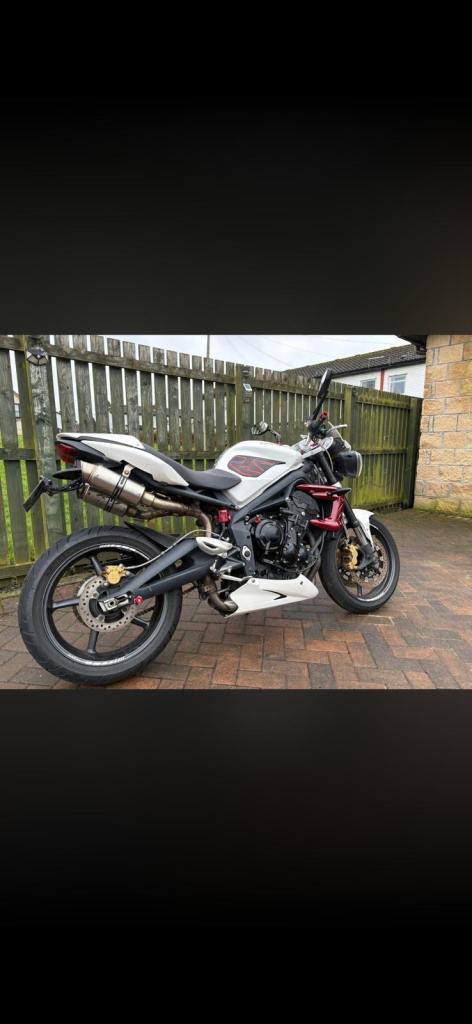 Triumph, STREET, 2011, 675 (cc)