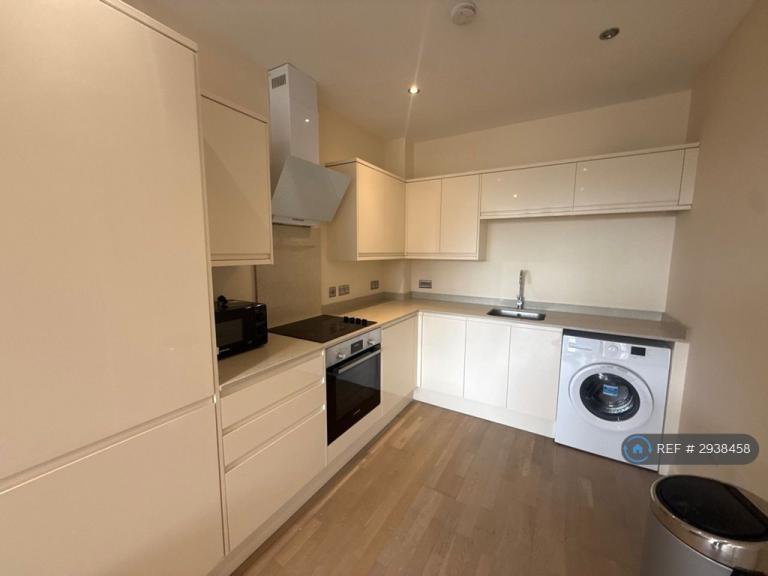 1 bedroom flat in Cleeve Road, Sutton, KT22 (1 bed) (#2938458)