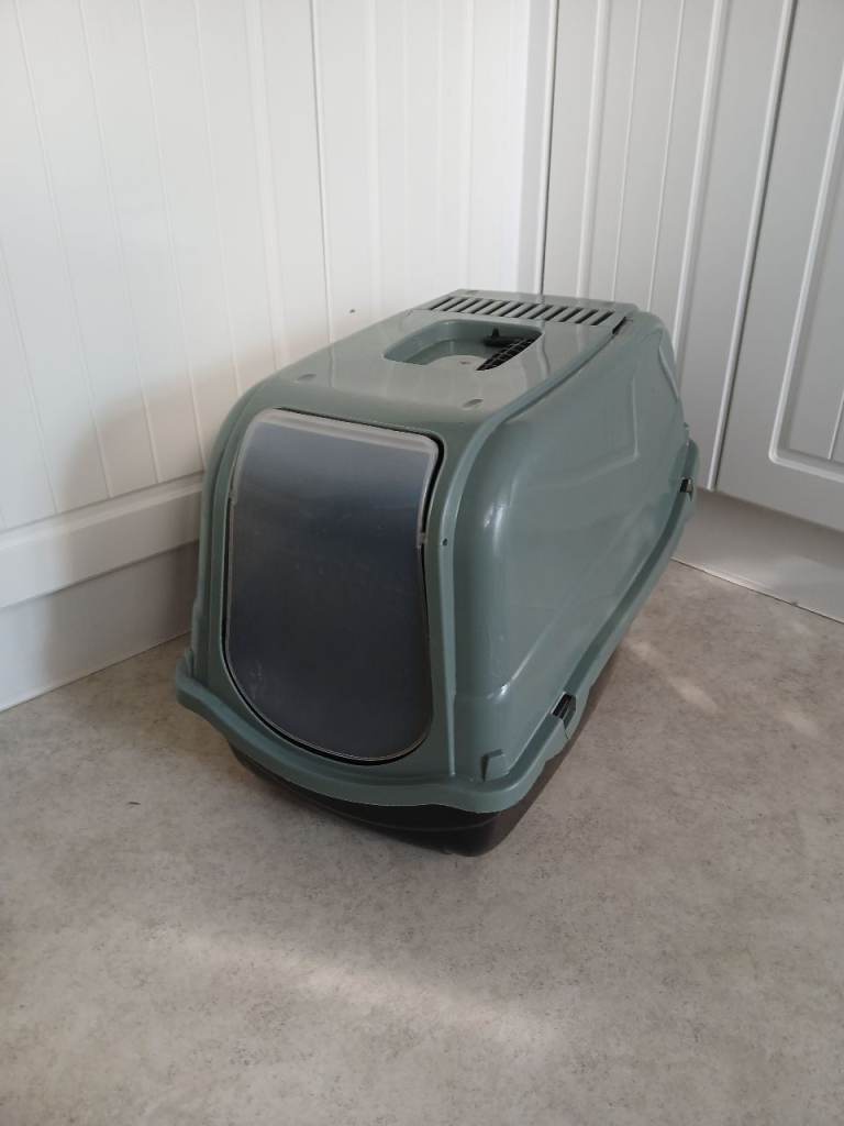 Covered cat litter tray