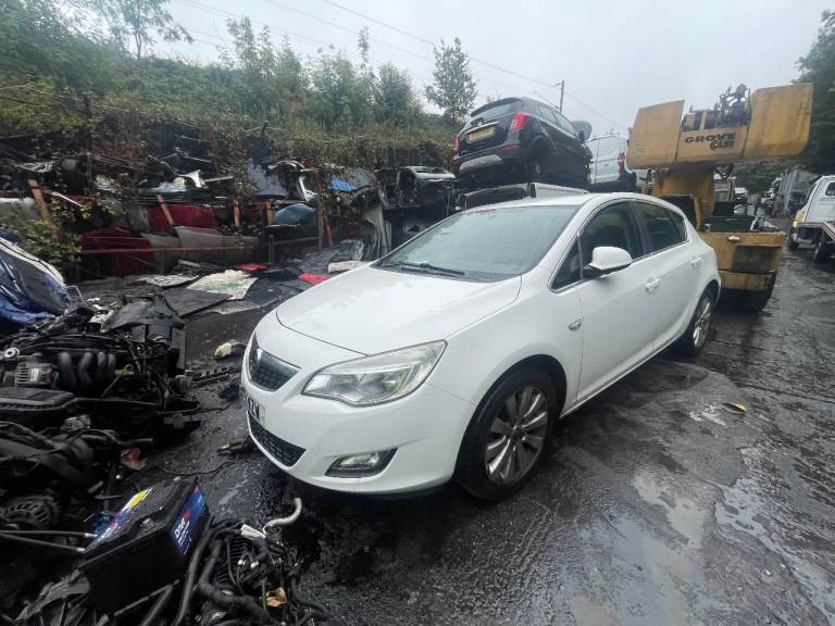VAUXHALL ASTRA J 2011 WHITE 5DR 1.7 DIESEL A17DTR BREAKING 1X WHEEL NUT