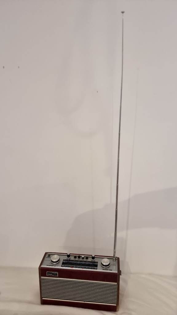 Roberts R606-MB radio red